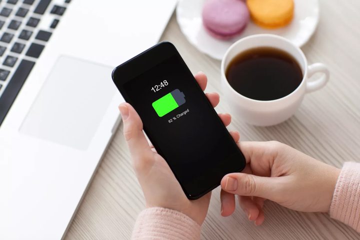 Una persona cargando su celular Android.