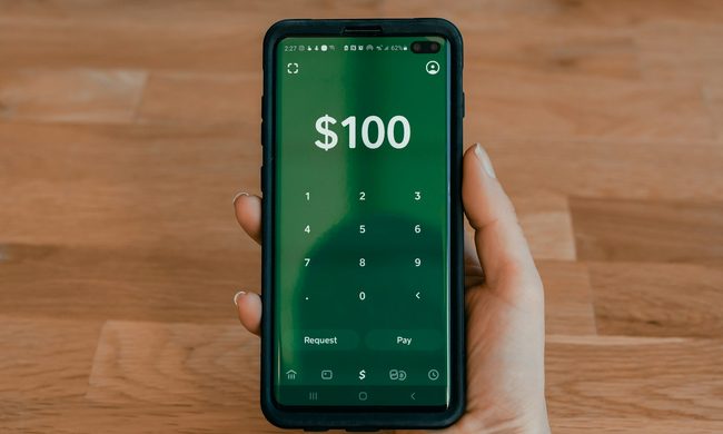 Celular con el número 100