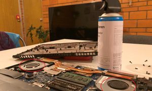 Una laptop desarmada.