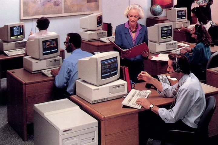 Oficina con computadoras beige en los 80.