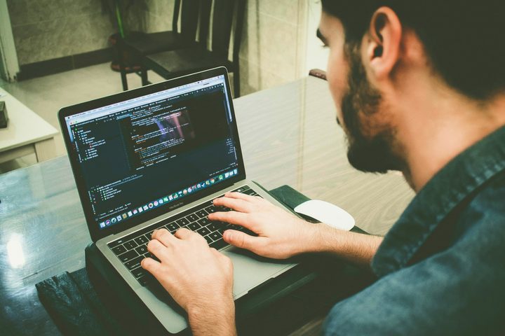 Una persona trabajando en su computadora sin distracciones.