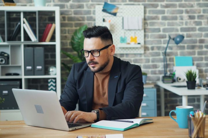 Una persona concentrada en su computadora.