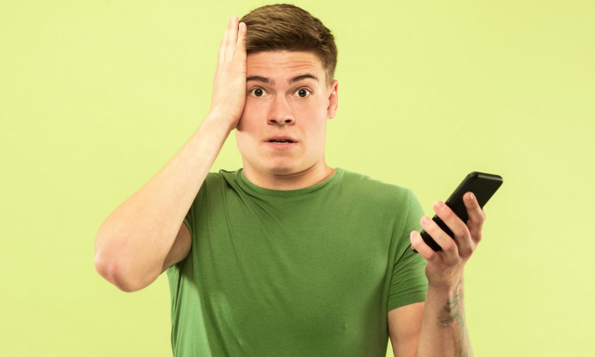 WhatsApp hombre preocupado utilizando celular.