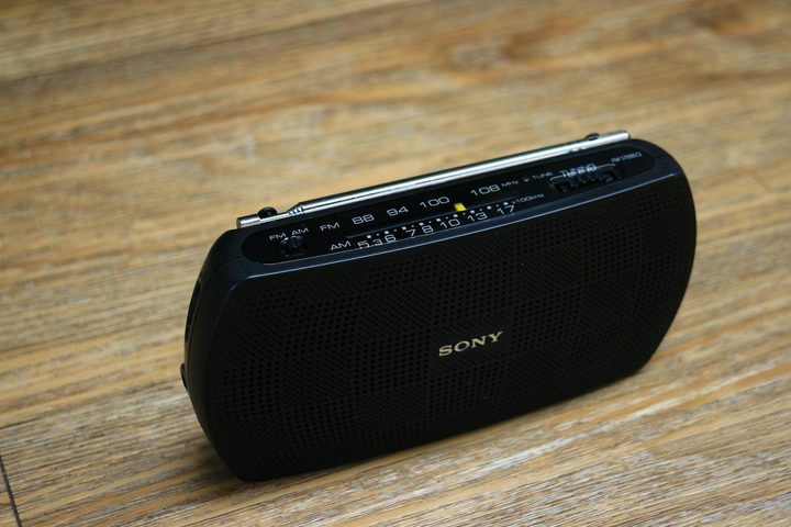 Una radio a pilas Sony.