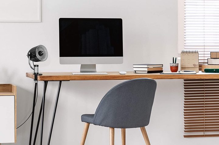 Un ventilador Vornado Pivot.