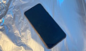 Hay personas envolviendo su celular en papel aluminio.