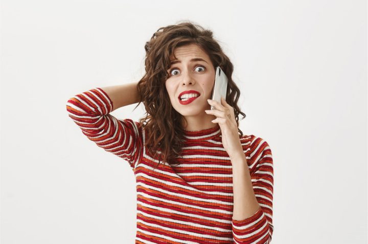 Una persona escuchando un audio de WhatsApp.