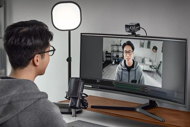 Persona usando Webcam Elgato