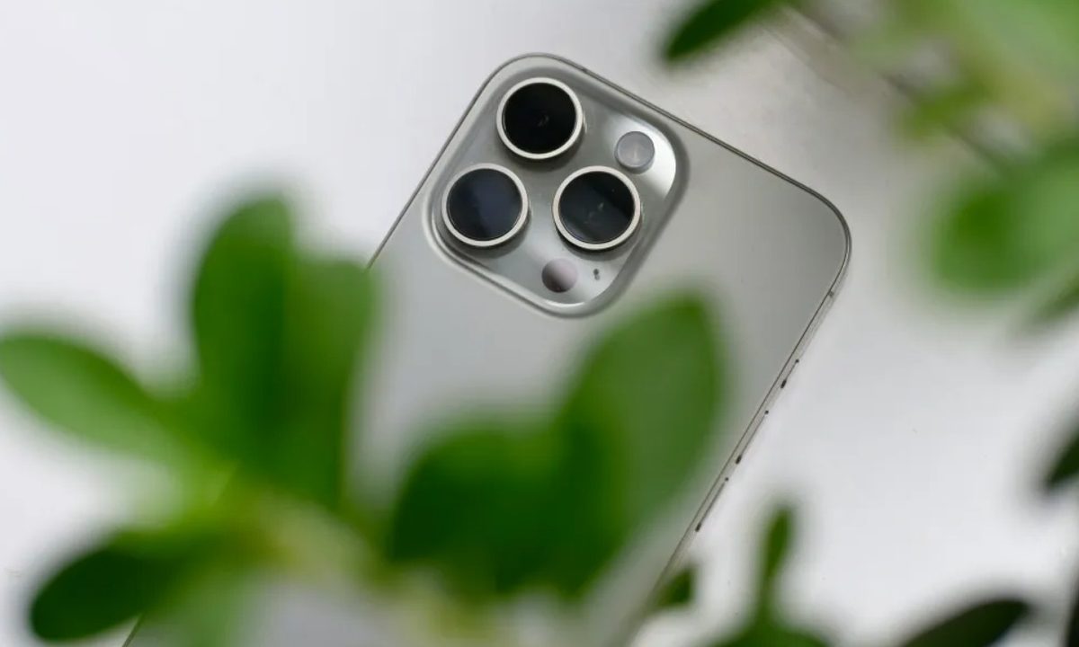 compania detras camara teleobjetivo iphone 16 pro