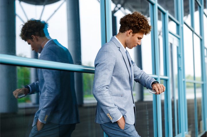 Joven mirando el reloj