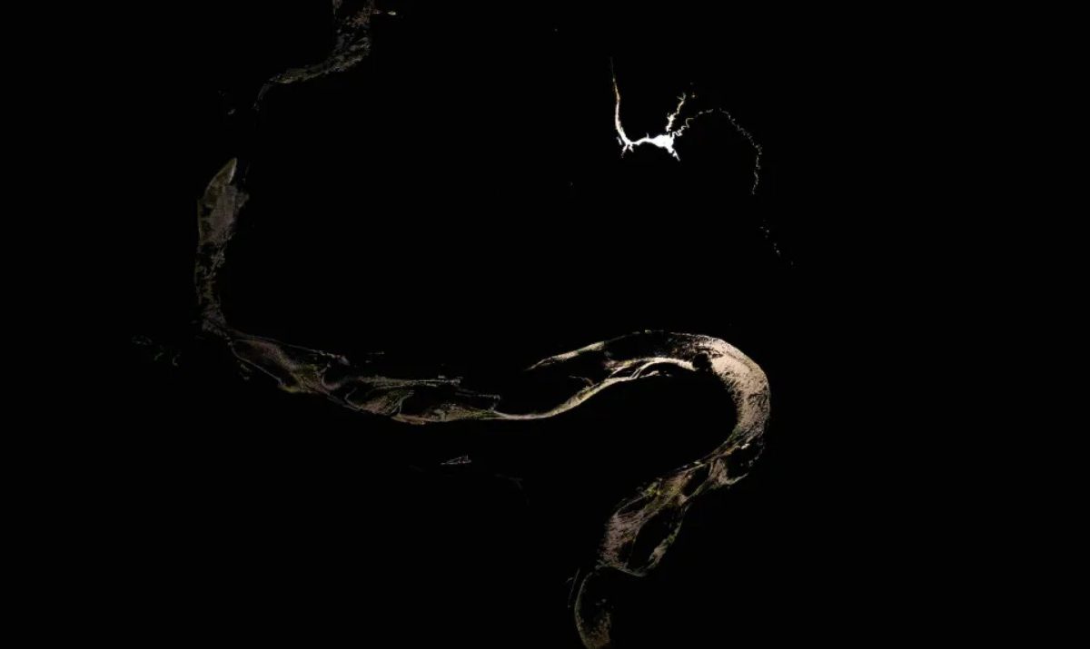 foto astronauta serpientes plateadas que fluyen amazonas 35b395