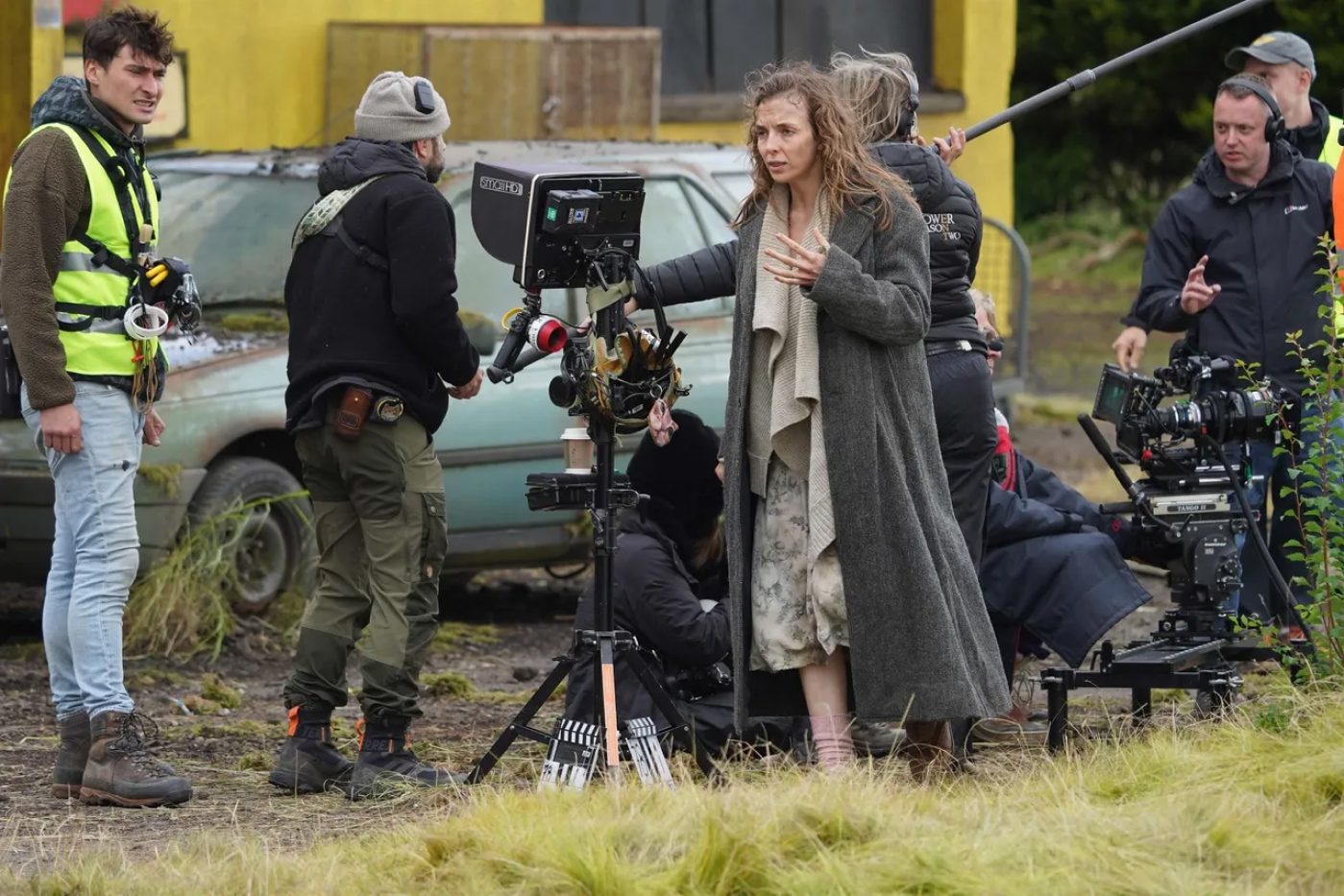 Jodie Comer en el set de 28 Years Later con el iPhone 15 Pro Max en el extremo derecho.
