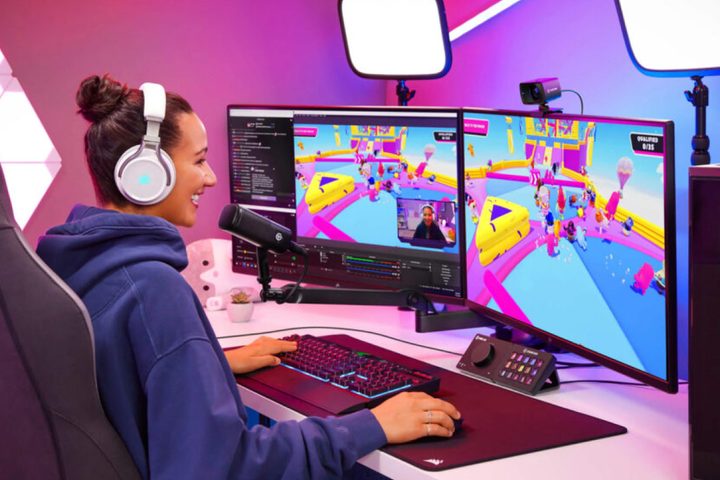 Mujer haciendo streaming. Cómo posicionar webcam.