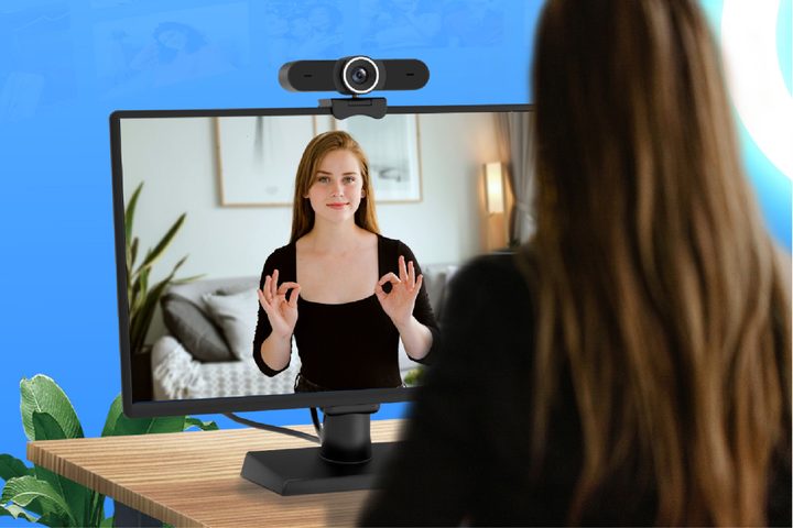 Mujer haciendo streaming. Cómo posicionar webcam.