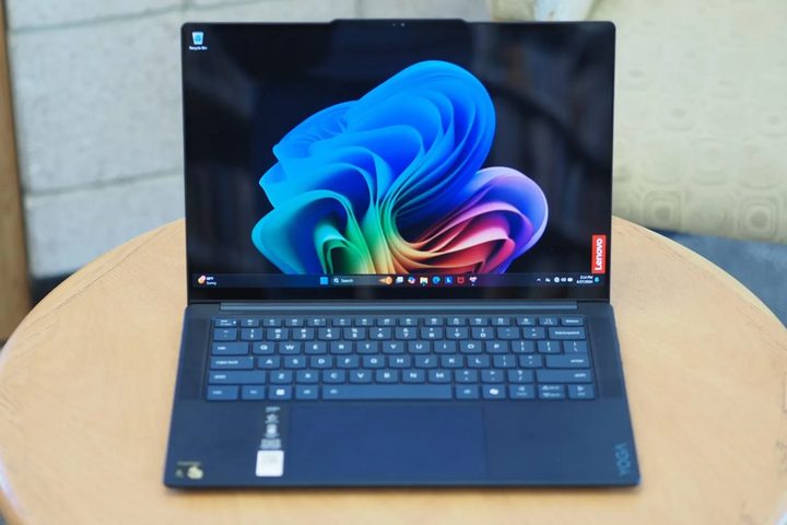 Una fotografía de la Lenovo Yoga Slim 7x.