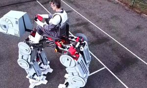 fanatico star wars construye caminante at