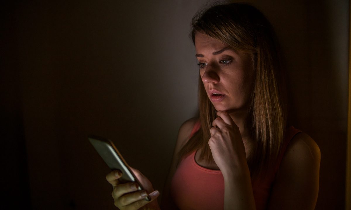 Revisar teléfono pareja delito