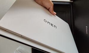 Una fotografía de la HP Omen Transcend 14.