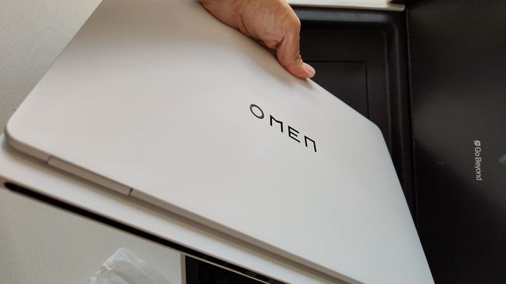 Una fotografía de la HP Omen Transcend 14.