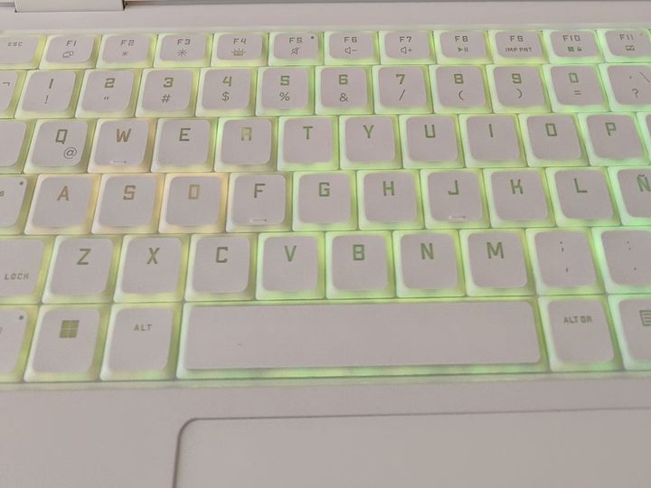 Una fotografía de la HP Omen Transcend 14.