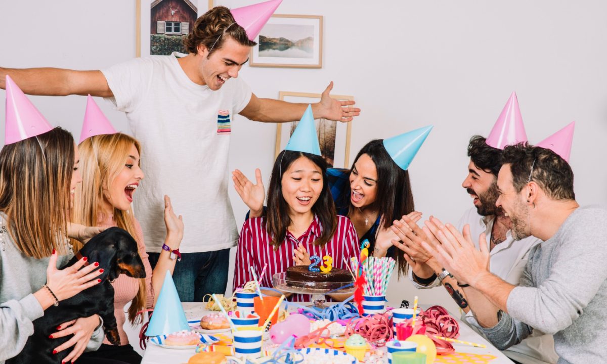 Recordar cumpleaños - un grupo de amigos celebrando un cumpleaños