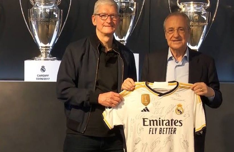 Tim Cook sostiene una camiseta del Real Madrid junto a Florentino P&eacute;rez