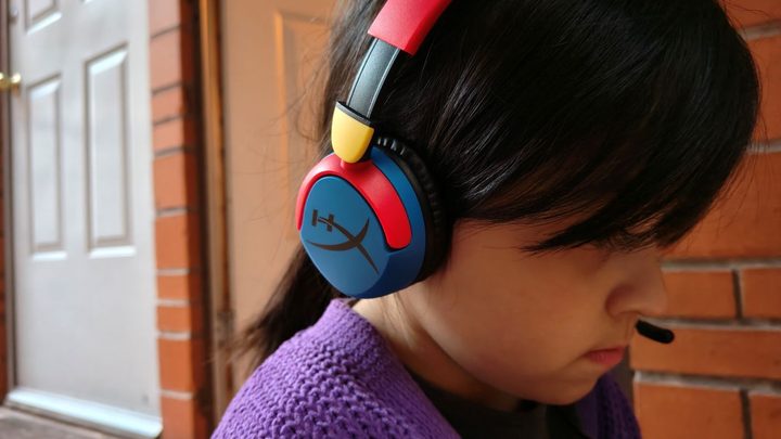 Una fotografía de los audífonos para niños HyperX Cloud Mini.