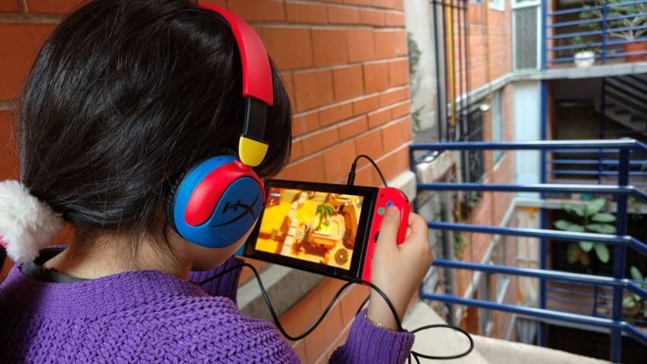 Una fotografía de los audífonos para niños HyperX Cloud Mini.