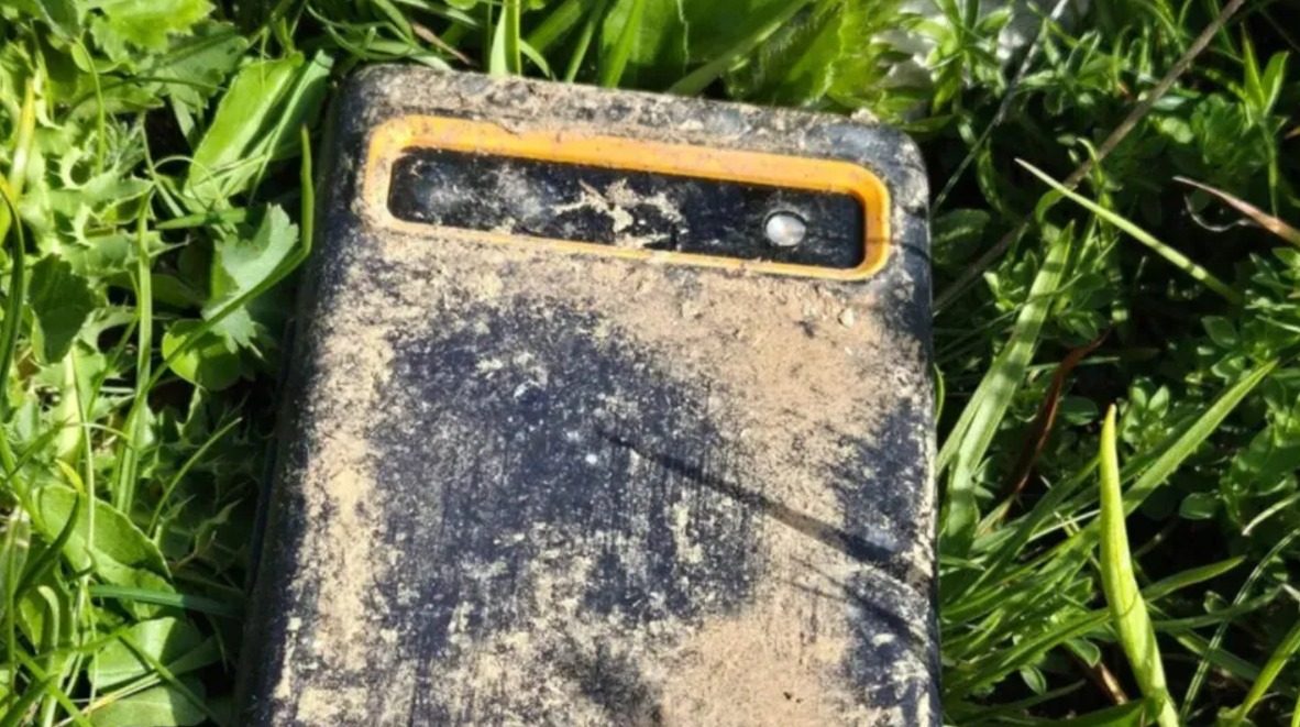 Google Pixel 6a con barro