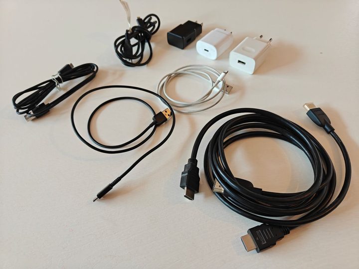 Varios cables viejos.