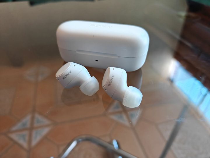 Una imagen de los audífonos inalámbricos Bluetooth Sony WF-C510.