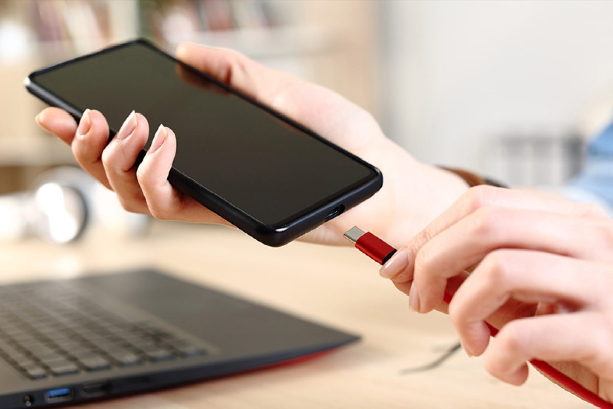 Celular cargándose con la laptop