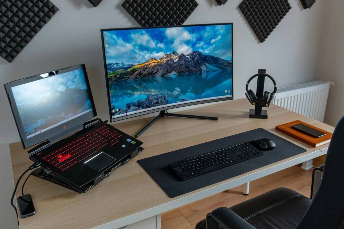 Laptop conectado con periféricos