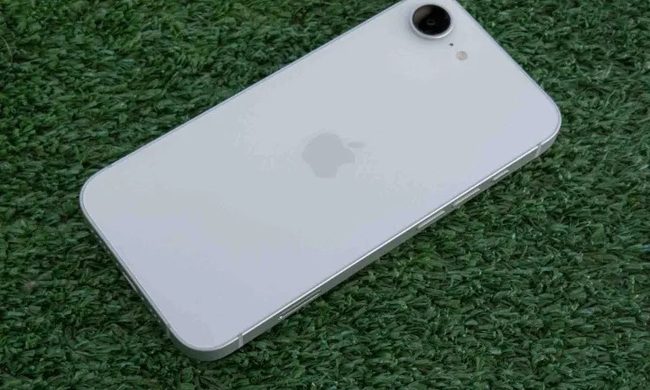 Una fotografía del iPhone 16e.