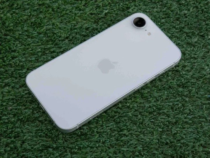 Una fotografía del iPhone 16e.