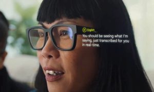 Mujer con unas Google Glass