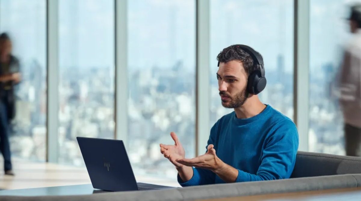 Persona hablando desde su computadora