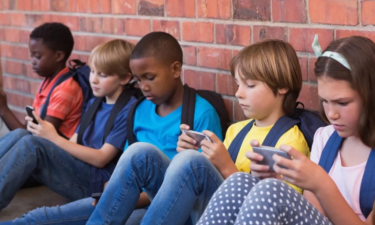 Niños mirando los celulares