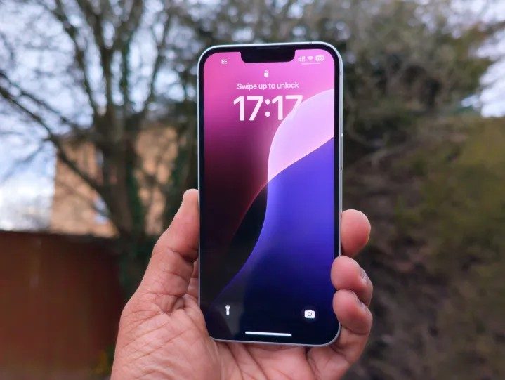 Una fotografía del iPhone 16e.