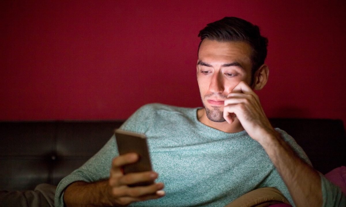 Hombre viendo el celular