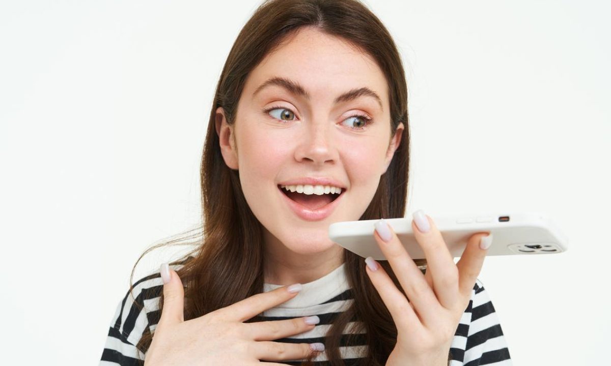 Mujer hablando por teléfono en altavoz