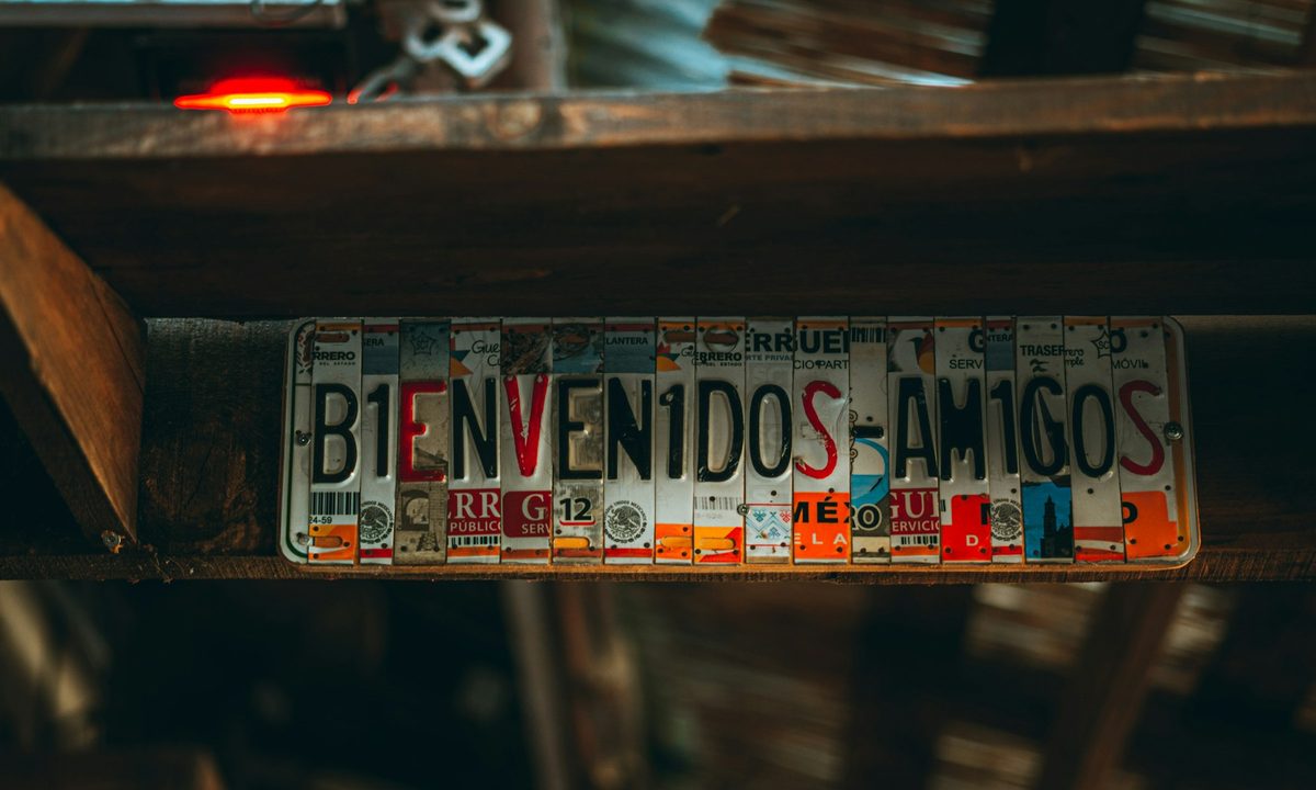 Letrero con la palabra Bienvenidos Amigos