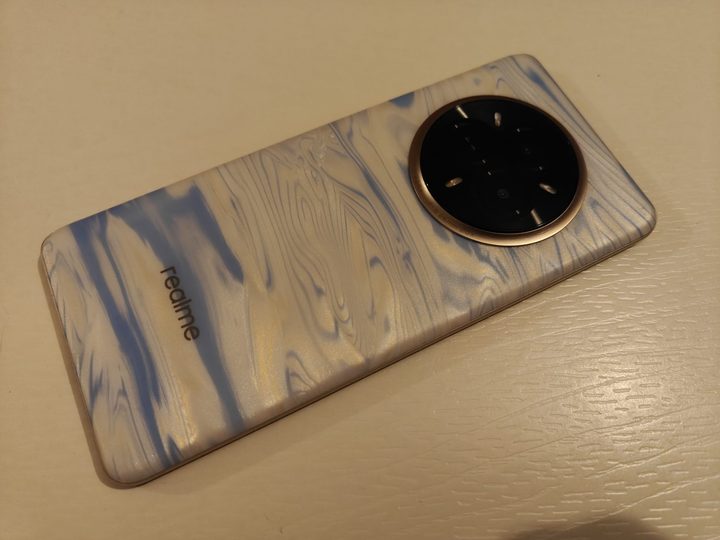 El chasis del realme 14 Pro cambia de color según la temperatura.