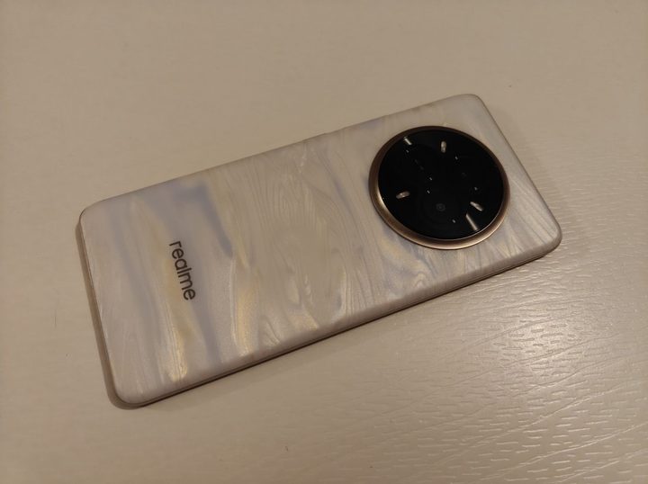 El chasis del realme 14 Pro cambia de color según la temperatura.