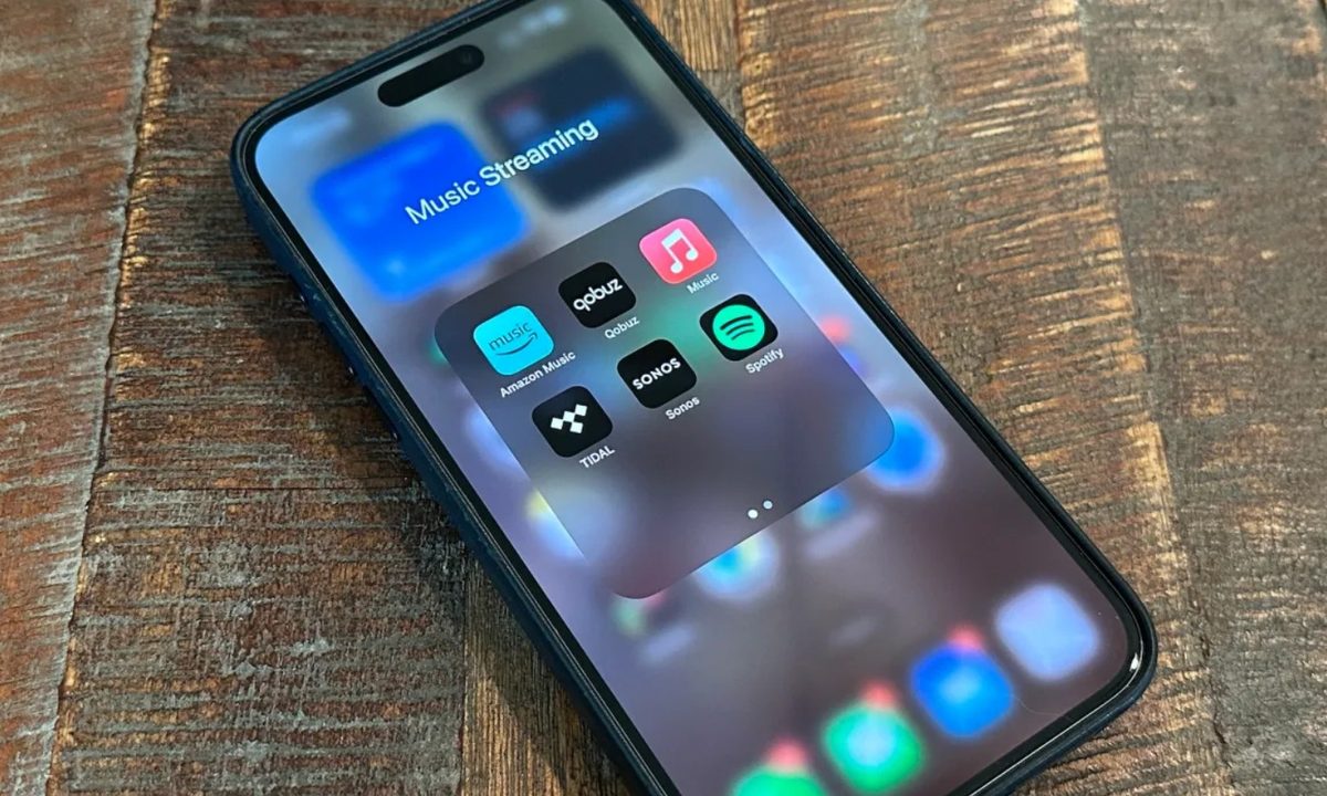 Pantalla de celular con aplicaciones de streaming música