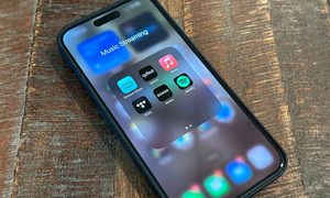 Pantalla de celular con aplicaciones de streaming música