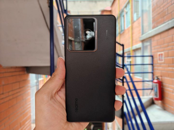 Una fotografía del realme GT 7.