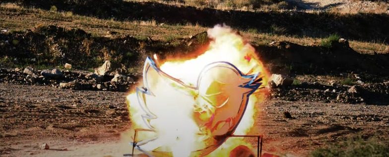 Letrero de Twitter en llamas