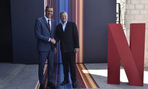 El presidente de España, Pedro Sánchez estrecha la mano a Ted Sarandos de Netflix.