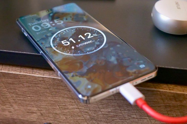 Celular con carga al 51%